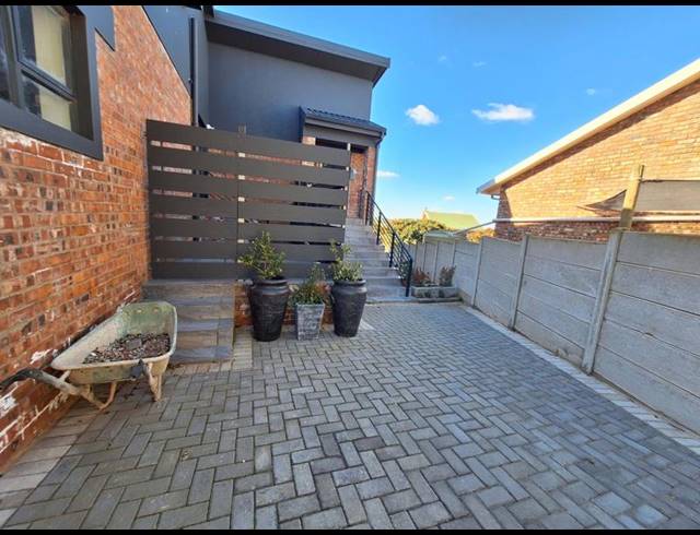 3 BEDROOM TOWNHOUSE FOR SALE IN HARTENBOS HEUWELS